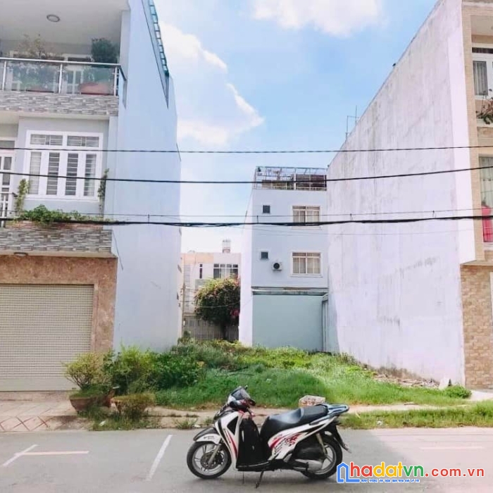 Lô đất ngay mt quốc lộ 13 - shr- giá 800 triệu - full thổ cư- dt 5m x 20m. lh ngay