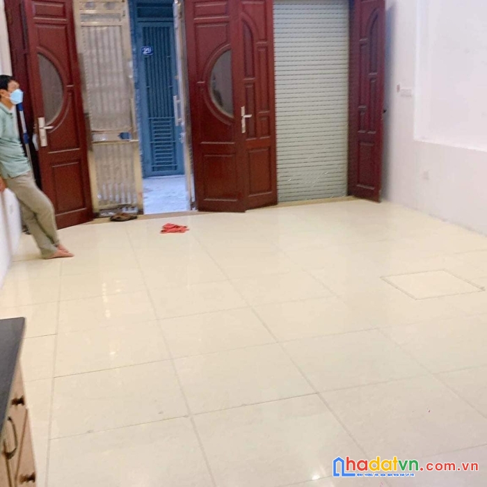 Ô tô đỗ cửa trần khát châ n hai bà trưng hơn 6 tỷ