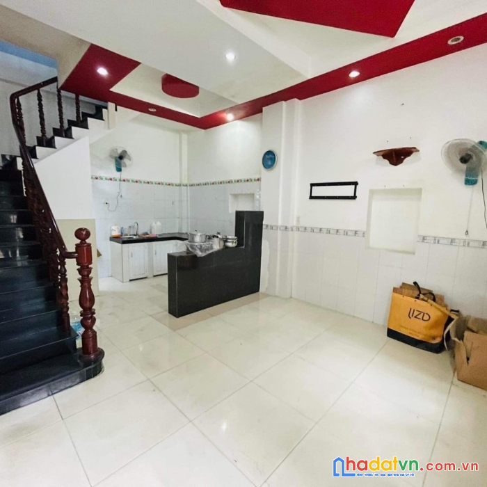 Bán nhà quận 10 cách mạng tháng tám hẻm xe hơi vào nhà, 3 lầu. 4.5 tỷ.