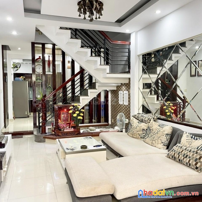 Chính chủ cần bán gấp nhà lạc long quân, p10, tb. _ nhà 1 trệt, 3 lầu._ ngang 3.8m*11.5m_ dt: 50m2