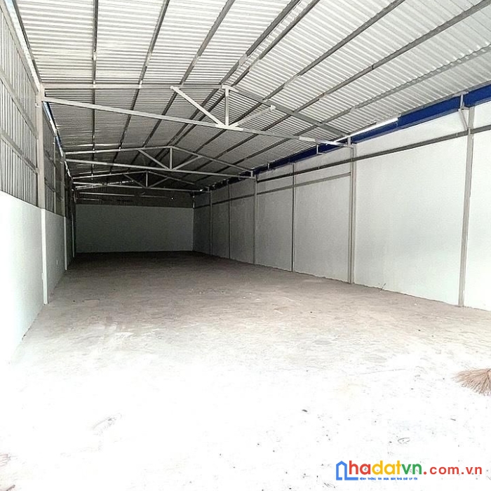 Gia đình cần bán gấp 200m2 nhà mặt tiền gần chợ tân hương, tân phú.