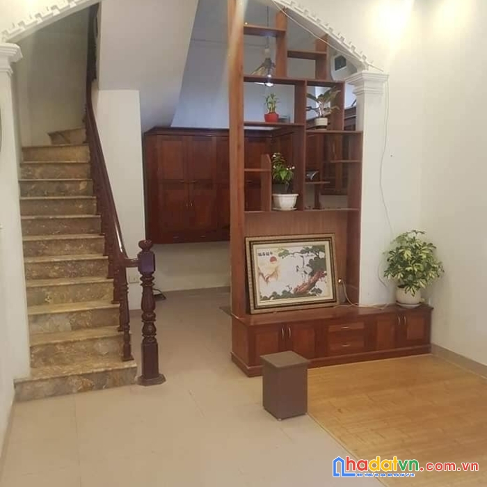 Bán nhà miếu đầm 30m2 mt 3.5m. giá nhỉnh 3  tỷ. oto gần nhà. để lại full nội thất
