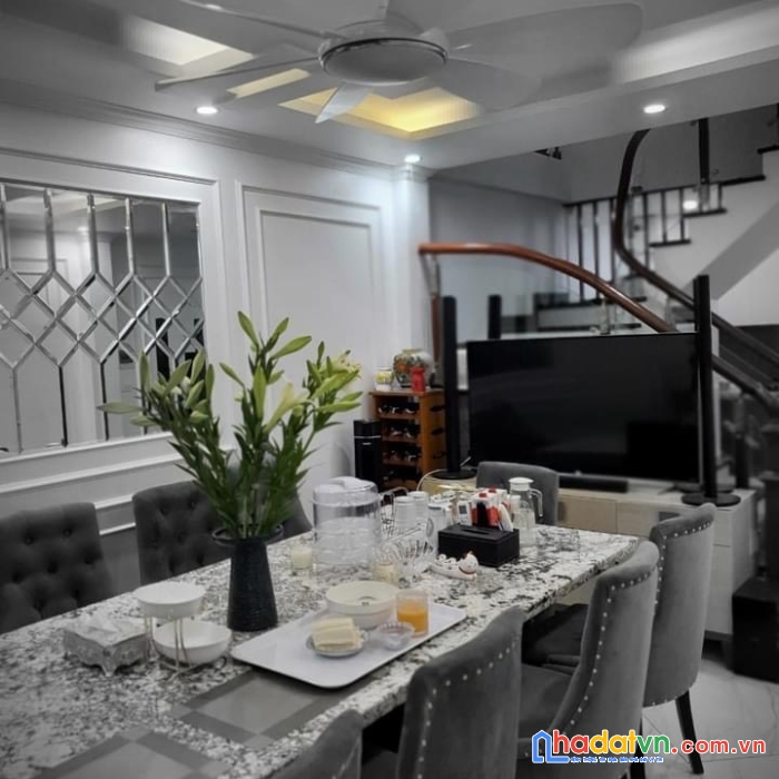 Bán nhà phân lô cầu giấy diện tích 70m mt 4 m , giá10.6 tỷ lh : 0395332250