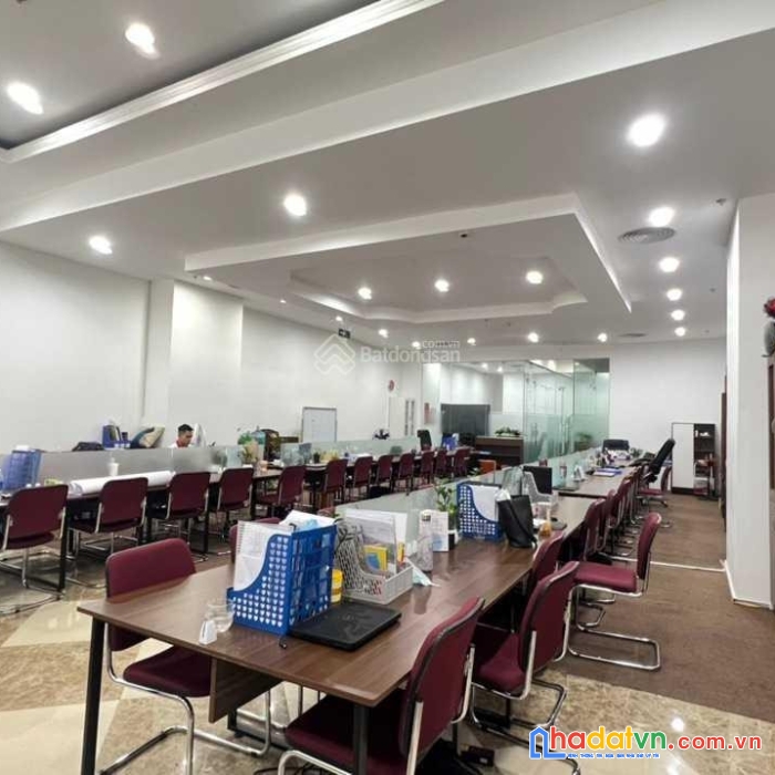 Cho thuê văn phòng rộng gần 200m2 royal city, đầy đủ nội thất sang nhượng thoả thuận giá cực tốt
