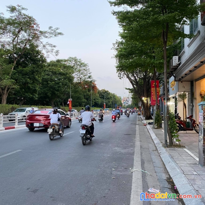 Bán nhà ttq cầu giấy, phạm tuấn tài. mt 6.6m, dt 96m2. hiếm , phân lô, ô tô.