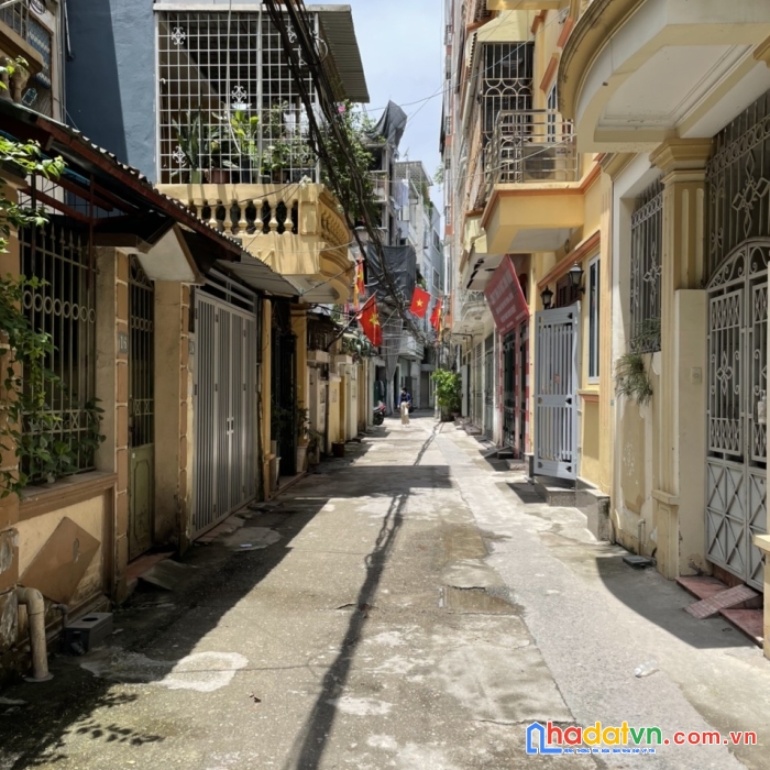 Bán nhà đường cầu giấy- mặt tiền hơn 6m- ô tô- gần quận ủy cầu giấy- nhà đẹp- an sinh đỉnh