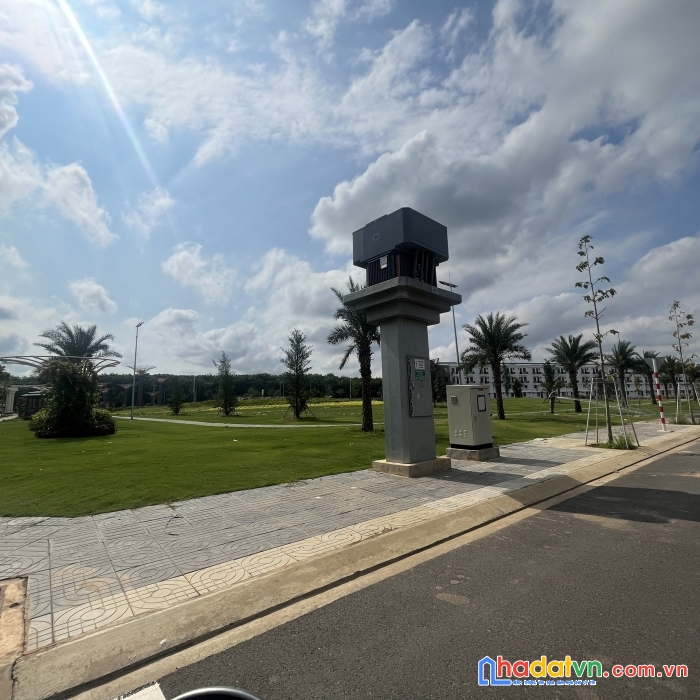 Bán gấp lô góc nhà xây sẵn mặt tiền đường dt769