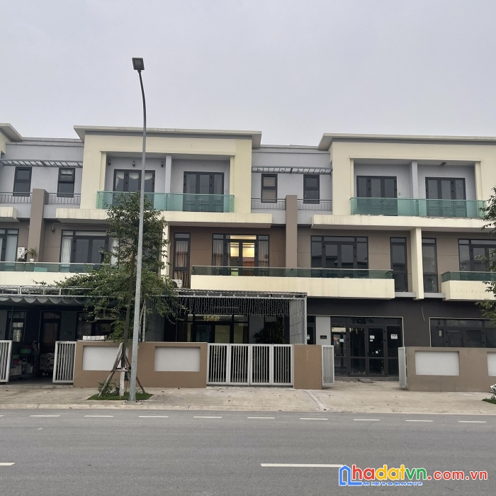 Chính chủ cần tiền bán lỗ shophouse 120m2 trục phố chợ đêm sổ hồng lâu dài tại thành phố từ sơn