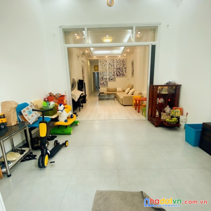 Bán nhà hxh lý tự trọng ( ngay chợ bến thành),dt: 4x23m ,kc: 4 tầng, giá