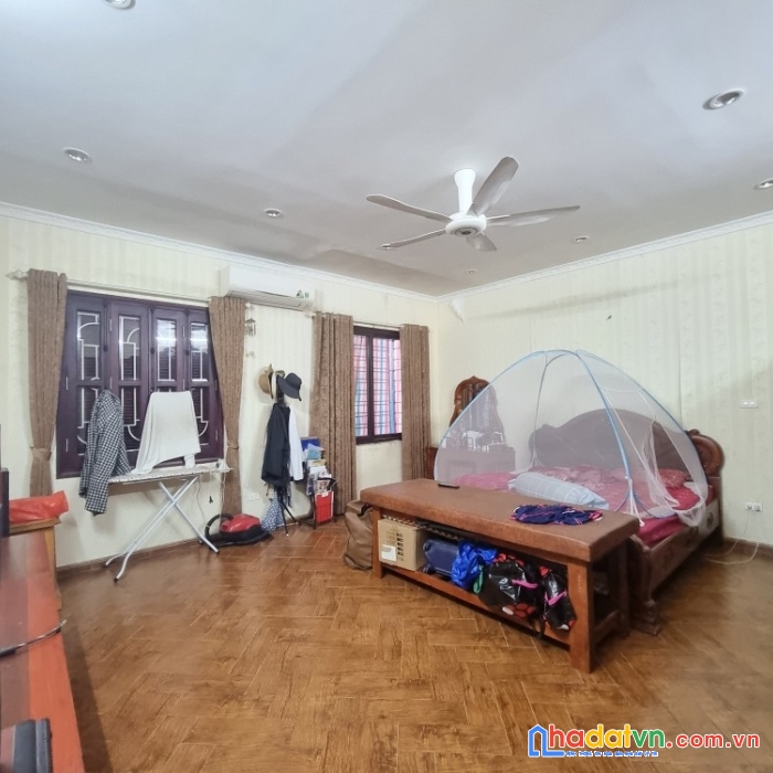 Bán nhà gấp mặt phố ngọc khánh 39,6m2, 5 tầng, mặt tiền 3,6m, giá 5,3 tỷ.