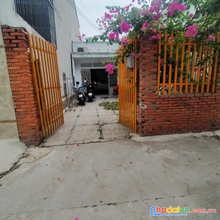 Nhà cấp 4 xe hơi đậu trong sân, khu biệt thự 120m2 giá 6.3 tỷ.