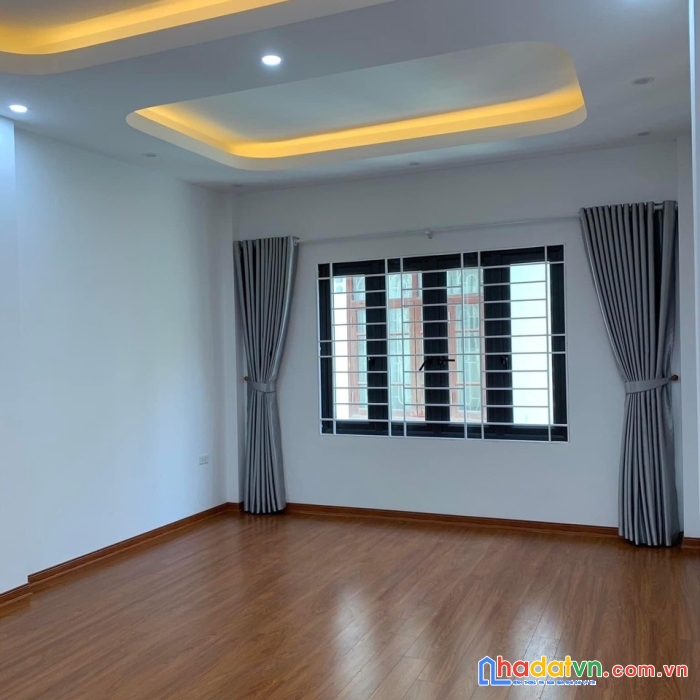 Nhà đẹp đông tác, ngõ nông, sát phố 50m 5 tầng mt5,2m giá 6.75 tỷ