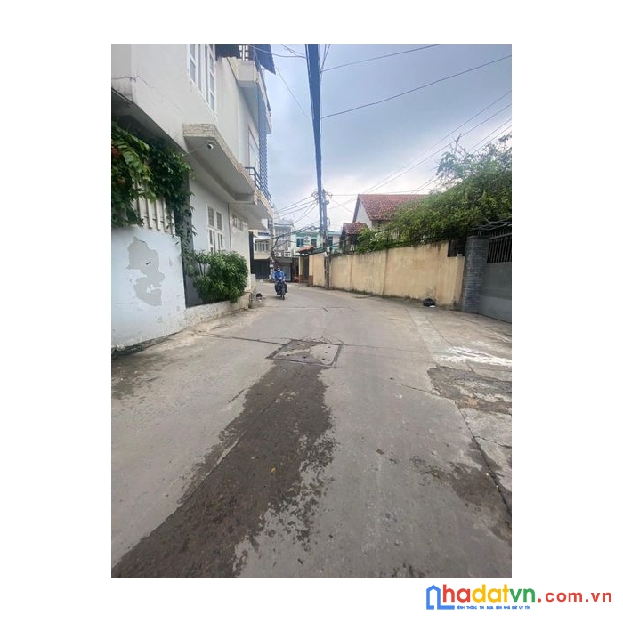 Nhà mặt hẻm xe tải - xe hơi ngủ trong nhà - gần ngay phạm văn đồng.