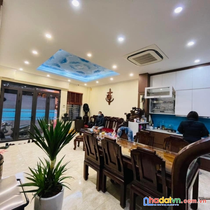 Ga ra ô tô sát phố phân lô 2 mặt thoáng 5 ngủ không lỗi lầm
phố quan nhân 45m2, 5 tầng, 9.5 tỷ