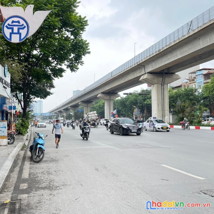 Bán nhà cù chính lan 46m2 giá 6,6 tỷ phân lô  tô đỗ vào nhà