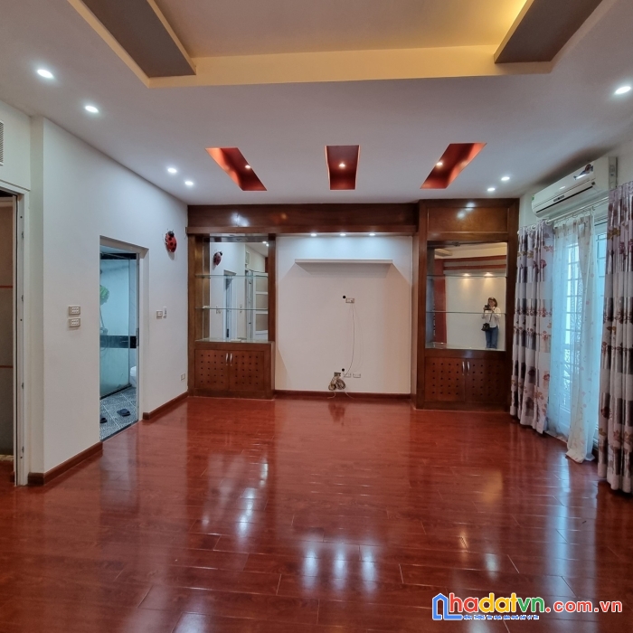 Hiếm bán nhà nguyễn đình hoàn lô góc dt 45m2 5t mt 6m giá 5.5 tỷ