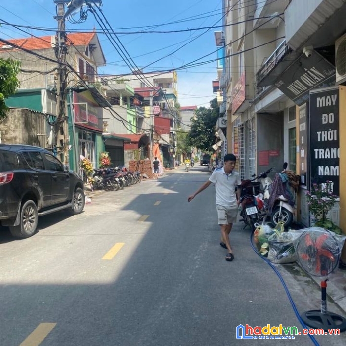 Cần bán lô đất trâu quỳ, chia 3 lô cực đẹp ô tô đỗ cửa nhà, 10m ra mặt phố.