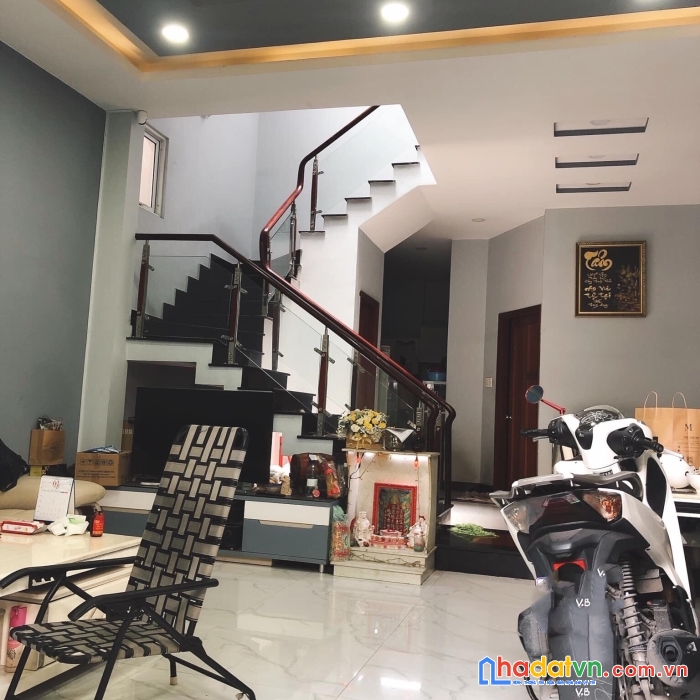 Bán nhà mặt tiền đoàn văn bơ 158m2, xe hơi vô tận nhà, cho thuê 30 triệu/tháng