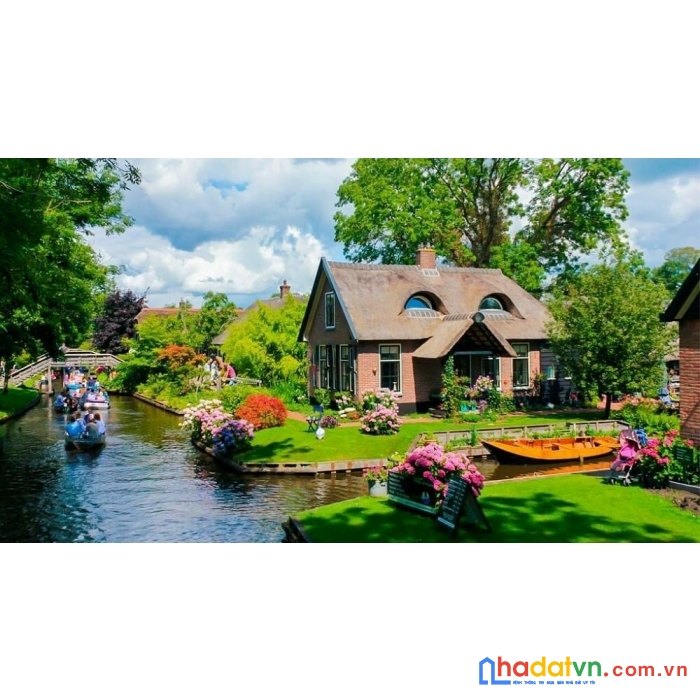 Melorita làng biệt thự nghỉ dưỡng ven đô lưng tựa núi ,đằng trước có hồ vị trí đắc địa để nghỉ