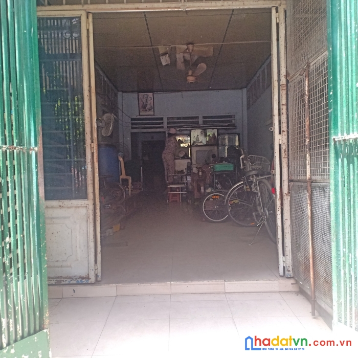 Bán gấp căn nhà lạc long quân, p9,tân bình.
 65m2 (nở hậu), 7.6 tỷ, đường nhựa 6m. (a007)
