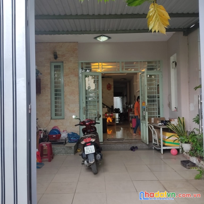 Nhà gấp bán, ngay ngã tư ga 100m2 ngang 5m bề thế