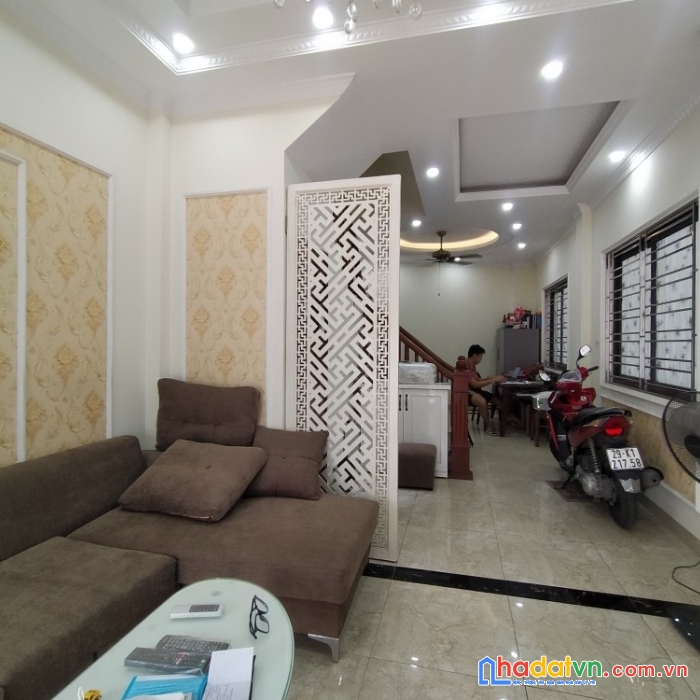 Bán nhà đường võ chí công, ngõ thông, gần phố, 38m2, 3.7m, giá chỉ 4.8 tỷ.