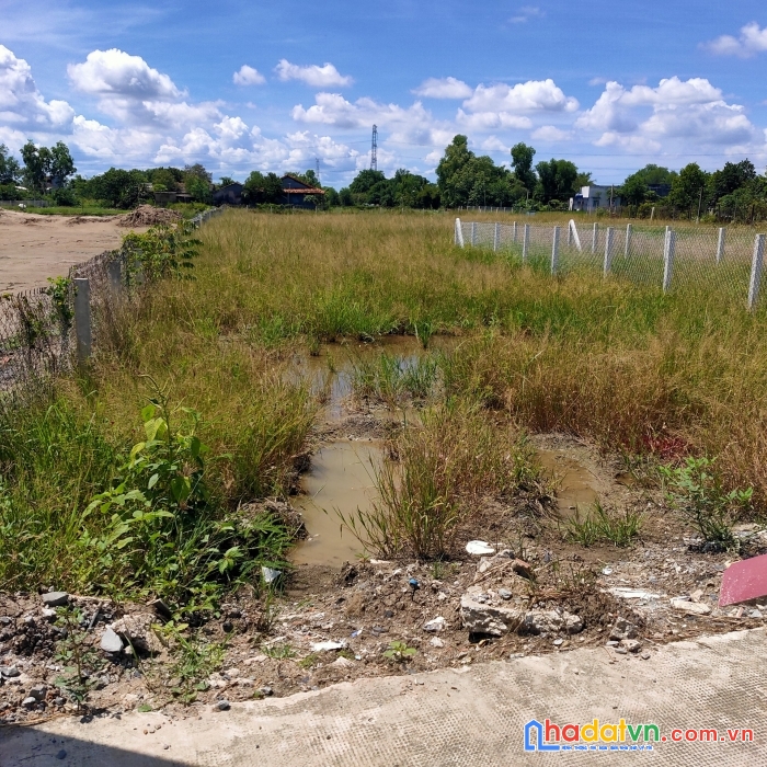 Bán gấp lô đất nền đường 826c đông thạnh sát chợ, ubnd.giá:700tr