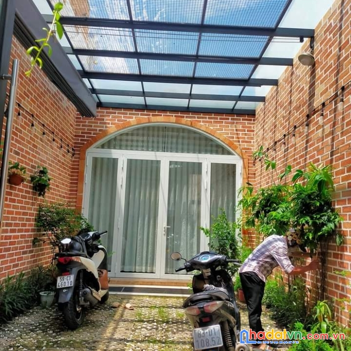 Nhà đẹp hẻm xe hơi ngủ trong nhà - 100m2 chỉ 5,2 tỷ - mã lò bình tân