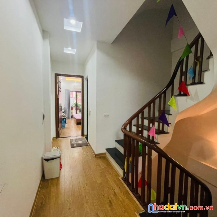 Bán gấp nhà ngõ ô tô thông phố đức giang, 55m, 5 tầng, 5,9 tỷ.