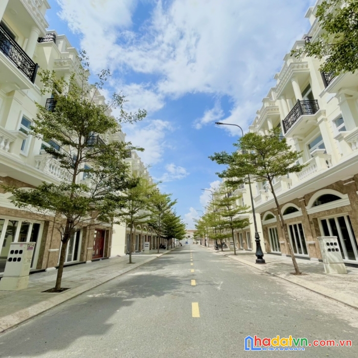 Nhà phố 1 trệt 2 lầu dĩ an - thanh toán 40% đến khi nhận nhà - vay 70% - ck đến 11%. lh 0938282876