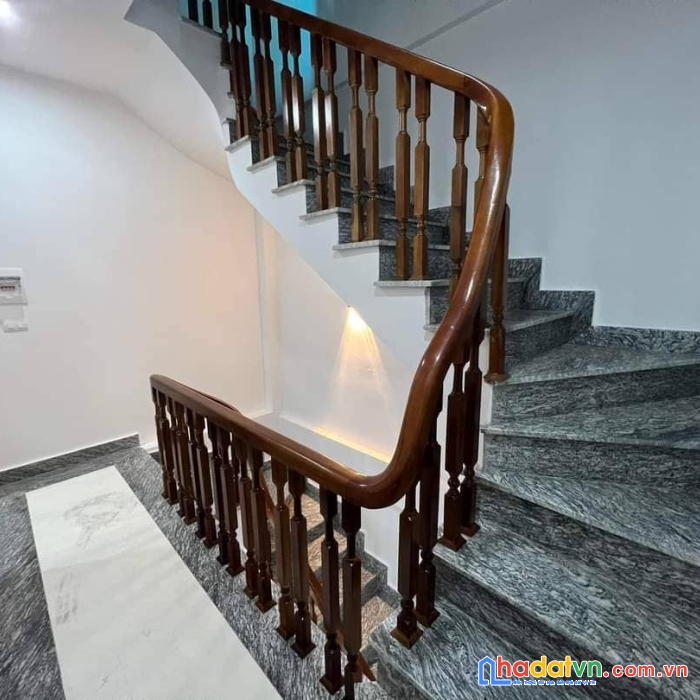 2 tỷ 550 tr nhà thạch bàn - quá hiếm - ngõ 2,5m
+ nhà cách mặt phố cổ linh