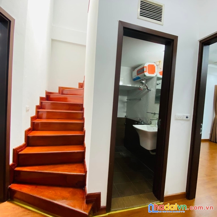 Bán gấp nhà ngay đầu hồ tùng mậu, 35m2 x 5 tầng, 3,65 tỷ, có tl