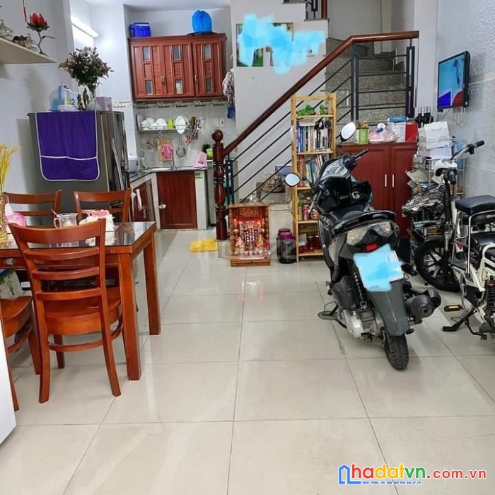 Lac long quân 4 tầng hẻm ba gác chỉ 4 tỷ 2