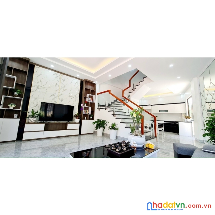 Chính chủ bán nhà đẹp 2 tầng hà lầm view núi ô tô đỗ cửa, sân rộng 40m full nội thất