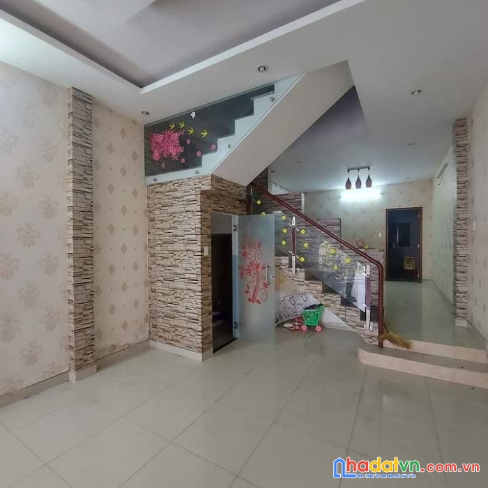Nhà 1/ quang trung p8 gv ,90m nở hậu nhẹ,giá 5,8 tỷ ,ngang 4 dài 22m ,nhà đẹp ở ngay.