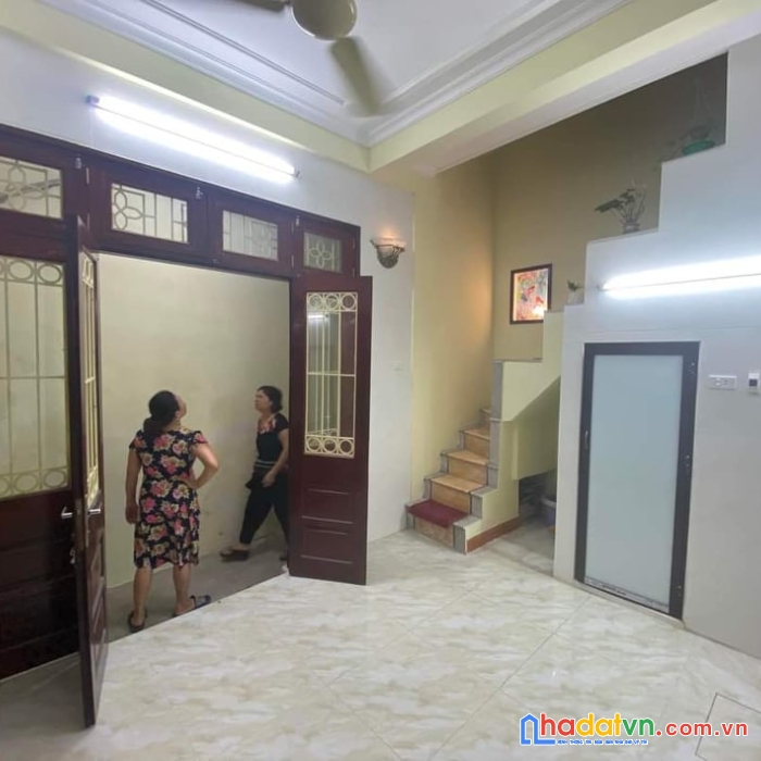 Nhà đẹp 5 tầng - phố minh khai giá : 2.25 tỷ - 3 phòng ngủ khép kín đối diện chợ mơ - chỉ 20m ra