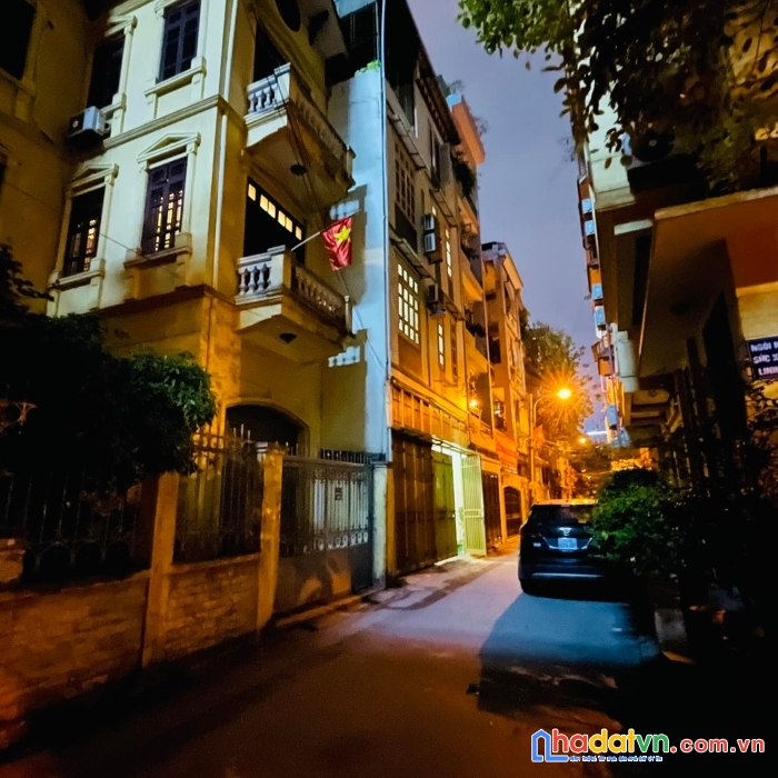 Nhà phân lô trần quốc hoàn - kinh doanh - ô tô đỗ cửa . khu vực víp của cầu giấy