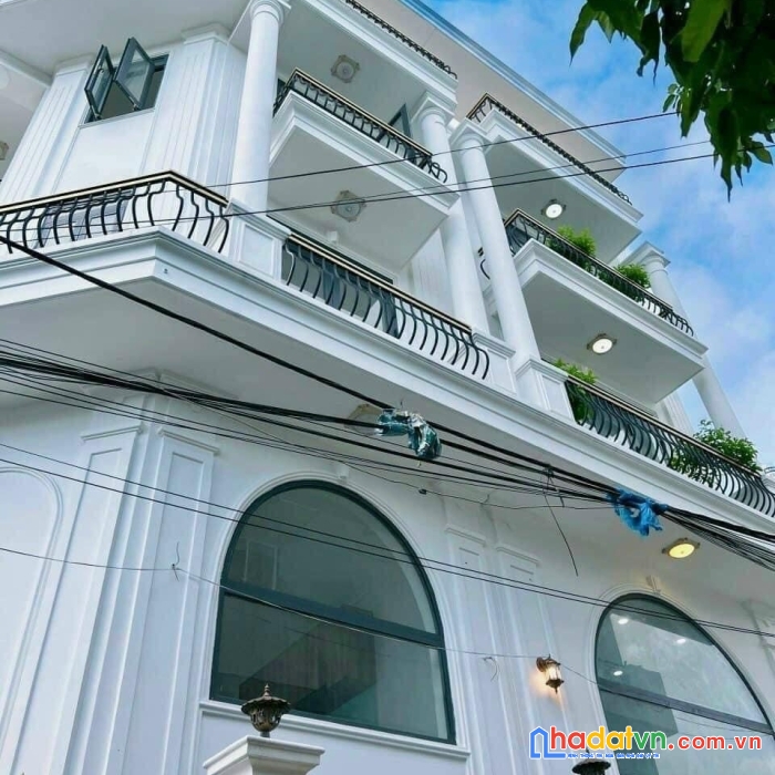 Nhà phố mang phong cách bán cổ điển tuyệt đẹp, có thang máy hiện đại