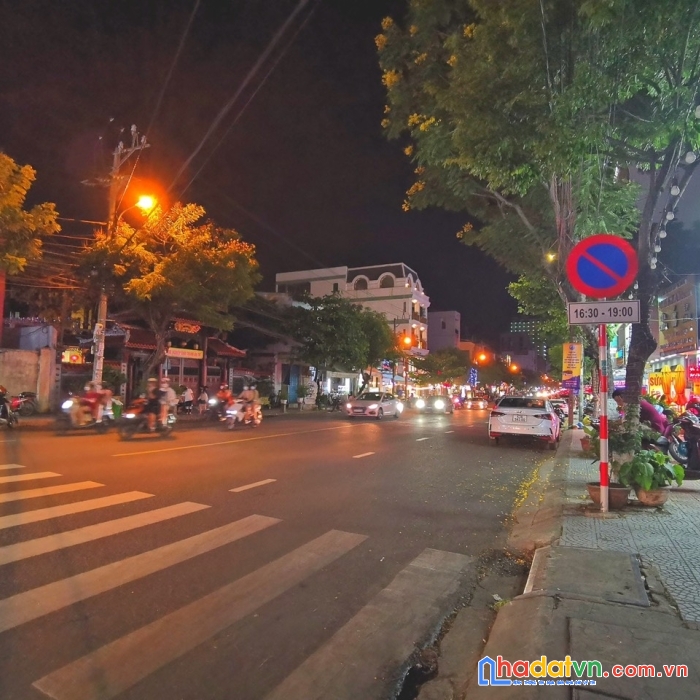 Cần bán gấp nhà c4 sát đường nguyên văn thoại diện tích lớn gia rẻ