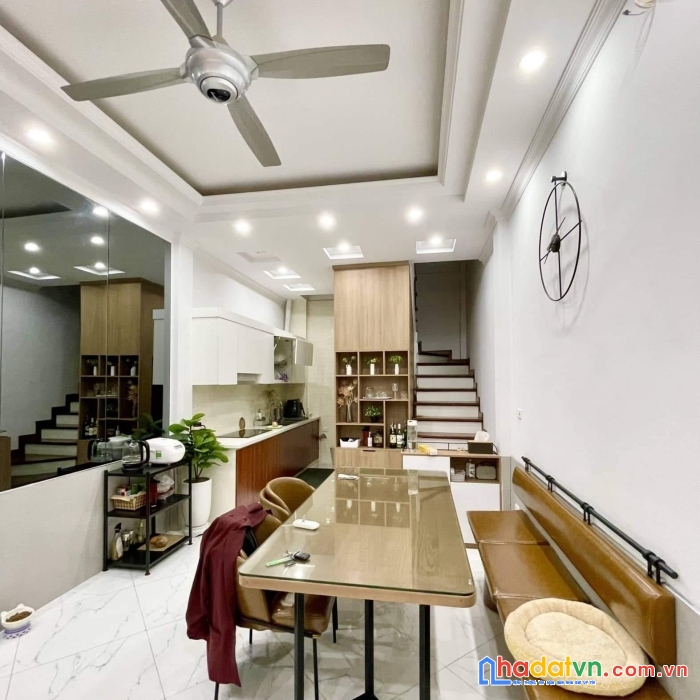 Bán nhà cầu giấy - phố dịch vọng - dt: 30/33m × 5 tầng × 3 ngủ rộng - giá chào chỉ 4.6 tỷ.