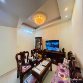 Chỉ 5.8 tỷ. 3 bước ra mặt phố dt 41m2  x 6 pn rộng . tặng nội thất xịn sò. phạm văn đồng cầu giấy.