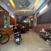 Bán nhà hoàng quốc việt 48m2-giá nhỉnh 7 tỷ -ô tô đỗ cửa-cách phố 10m-ngõ thông-dân