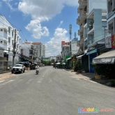 Chỉ 3 tỷ 3, nhà tân phú cạnh chợ tân hương, xe hơi đổ cửa, dt 4x8m, 1 trệt 1 lầu.