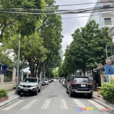 Ô tô đỗ cổng ,ngõ thông  phố nguyễn văn huyên