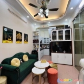 Bán nhà ngõ 5 hoàng quốc việt, diện tích 38m2 xây 5 tầng, mặt tiền 3.8m giá 4.1 tỷ.