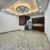 Nhà đống đa - hào nam 42m 5 tầng. mặt tiền 4.1m. ngõ thông, kinh doanh, gần ô tô. giá: 5.9 tỷ