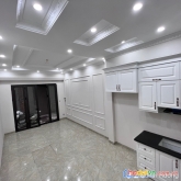 Cực hiếm nhà sổ hộ khẩu 298 ngọc lâm 35m 5t gần phố ô tô đỗ cửa nhà đẹp gần phố, giá chỉ 4.8 tỷ.
