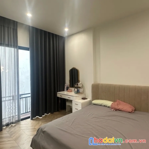 Bán nhà thông phong. đống đa. ô tô. dt 51m2. mt 4,1m. 5 tầng. giá 19,9 tỷ.