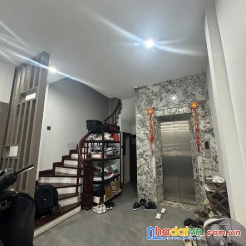 Bán nhà lạc long quân. cầu giấy. 7 tầng thang máy. ô tô. dt 62m2. mt 4.3m.  giá 37.6 tỷ.