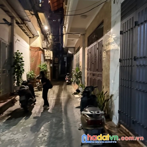 Bán nhà hào nam. đống đa. dt 58m2. mt 6.8m. 5 tầng. giá 13.7 tỷ